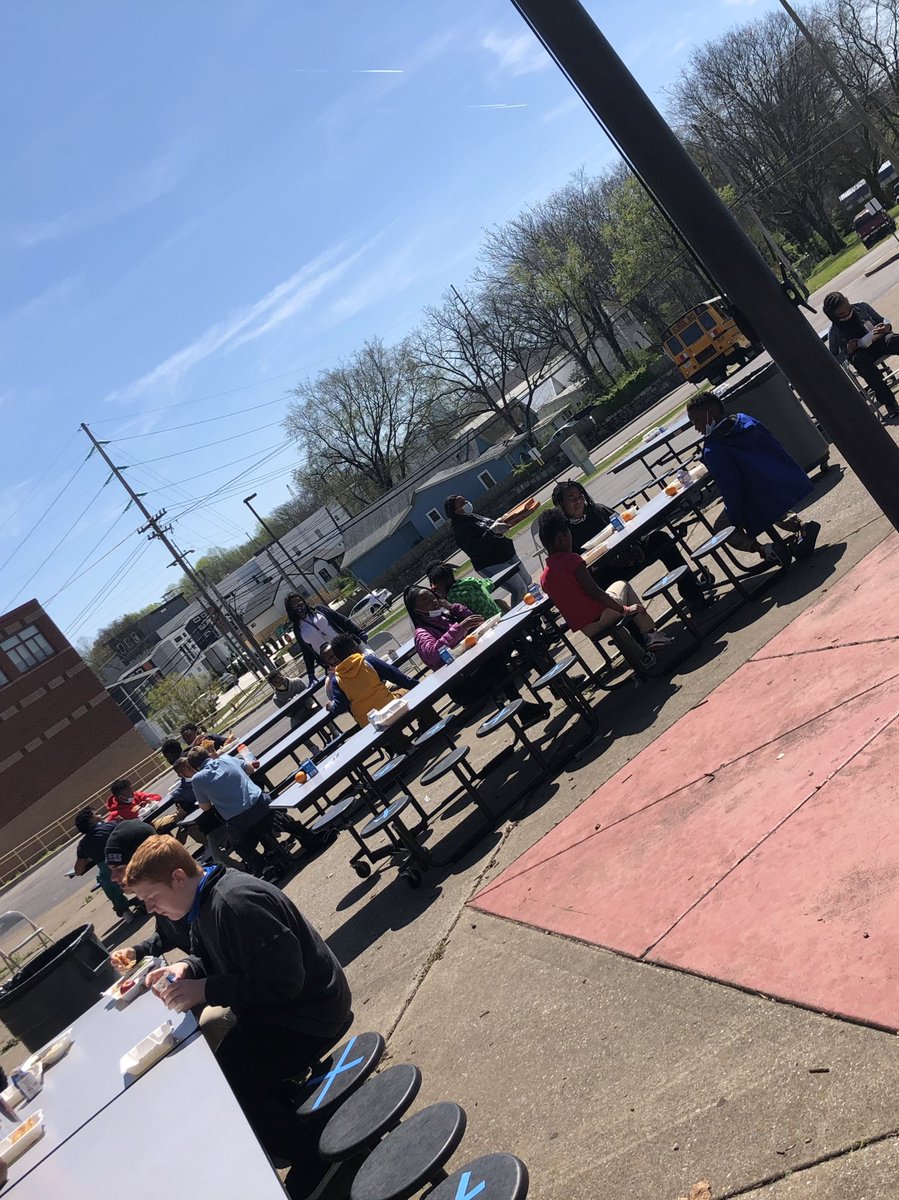 <a href="/JohnEarlyMMM/">John Early Middle School</a> Jaguars ☀️outdoor☀️social distanced 😷community lunch was a huge success. Students want to belong &amp; to be a part of something great &amp; we agree! Breaking bread, 🍽🍴conversation✋🏾, laughter🤣 and music🎶 w/vitamin C☀️#TogetherWeAreEnough #ChangingNarratives #37208