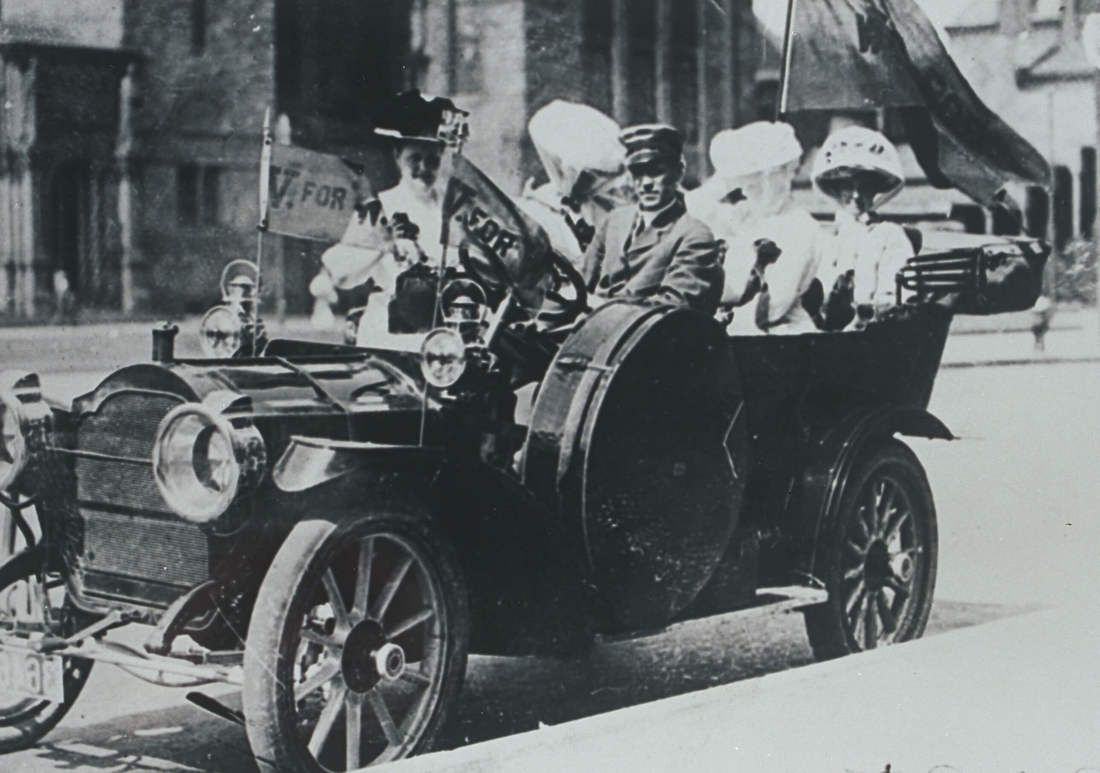 femme_forward's tweet photo. Suffragists riding with that practical and stylish motoring headgear in 1910. Hats tied under the chin and some with a front veil. 

//Suffragists in a car in Copley Square in Boston in 1910, Unknown author, Public domain, via Wikimedia Commons

#fashionhistory #historyoffashion https://t.co/h0DttS1xsZ