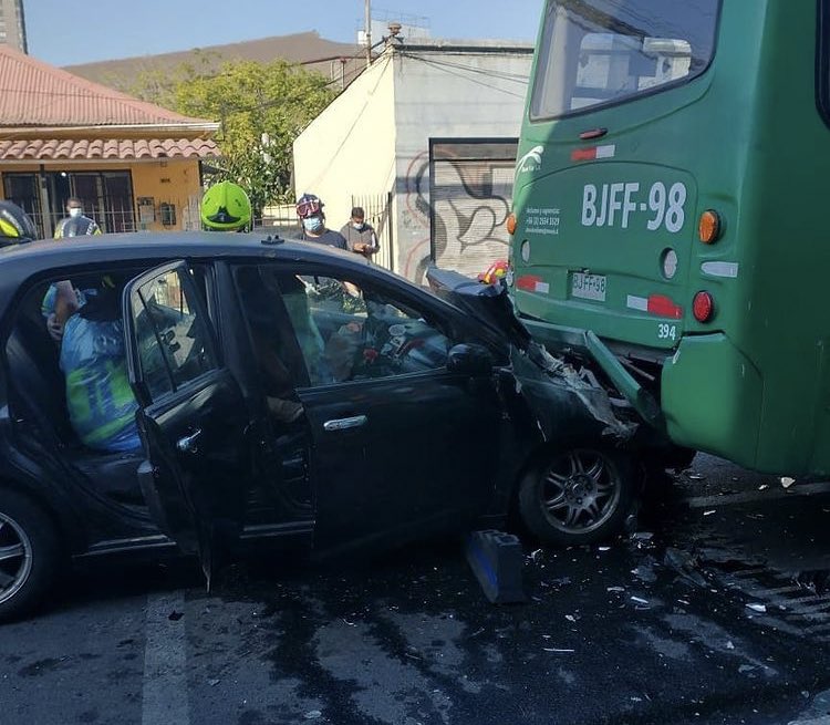 Bomberos_MetSur's tweet photo. [ACCIDENTE VIAL] Este lunes 29/3 (10:18 hrs.) unidades de @Bomberos_MetSur (B3, R3 @BombaSanMiguel y RB6 @SextaCia_CBMS ) trabajaron en 10-4-2 -rescate vehicular- en Ureta Cox, entre Gran Avda. y Chiloé, sector @Muni_San_Miguel . 🚒🚒🚒 https://t.co/oYbLuTDaf3