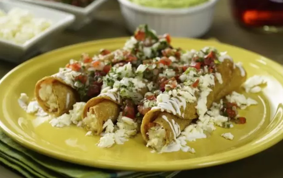 Estas recetas de tacos dorados serán tu mejor opción para festejar el #DíaDelTaco sin salir de casa. Descubre todas las  deliciosas combinaciones que podrás hacer AQUÍ 👉 bit.ly/3rH2Jz3