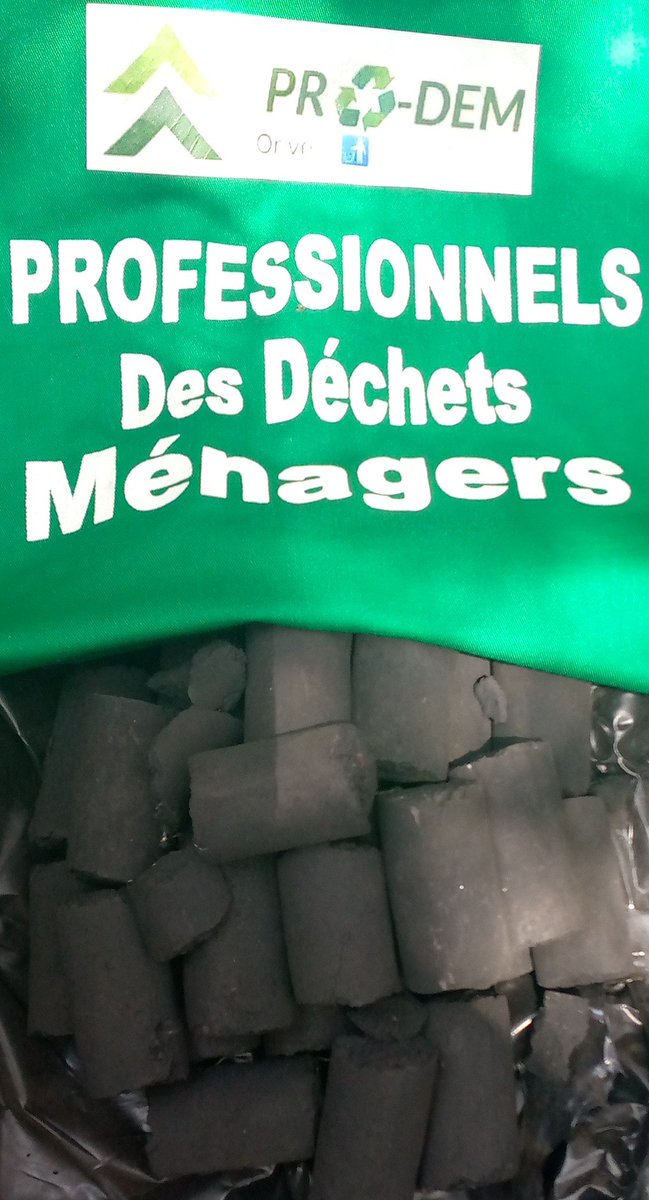 ENTREPRENEUR090's tweet photo. 🚮 VOUS VOYEZ DES ORDURES, PRODEM VOIT DE L'OR ✨💚.

PR♻️DEM, une marque et 5 produits : Charbon bio, Biochar.
Perspective : Savon végétal, Gommage et patte dentifrice à partir du Biochar.
PR♻️DEM Or vert 🚮 https://t.co/HRKLm33sVu