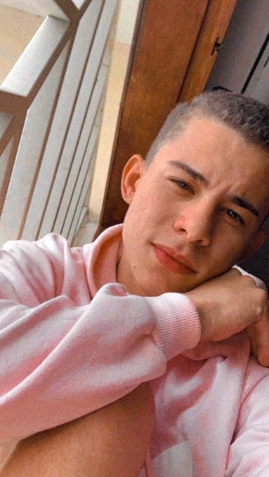 Esse &eacute; o meu &uacute;nico Twitter !!!! Qual quer Twitter que n&atilde;o seja esse ,E   Fake e provavelmente deve tar