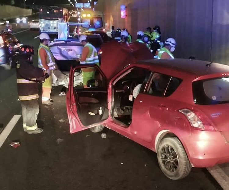 [ACCIDENTE VIAL] Este viernes 2/3 (20:44 hrs.) unidades de <a href="/Bomberos_MetSur/">Bomberos Metropolitano Sur</a> (RB6 <a href="/SextaCia_CBMS/">Sexta Compañía CBMS</a> y B8 <a href="/bombaoctava/">Octava Compañia CBMS</a> ) trabajaron en 10-4-4 -rescate vehicular- en Avda. JJ Prieto y Adolfo López Mateo, sector <a href="/muniloespejo/">Municipalidad de Lo Espejo</a> . 🚒🚒🚒