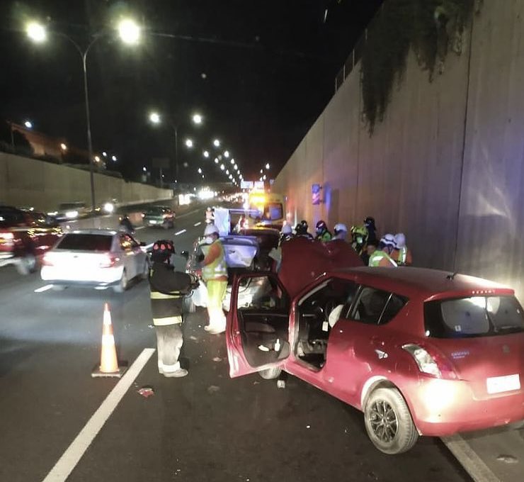Bomberos_MetSur's tweet photo. [ACCIDENTE VIAL] Este viernes 2/3 (20:44 hrs.) unidades de @Bomberos_MetSur (RB6 @SextaCia_CBMS y B8 @bombaoctava ) trabajaron en 10-4-4 -rescate vehicular- en Avda. JJ Prieto y Adolfo López Mateo, sector @muniloespejo . 🚒🚒🚒 https://t.co/fRoyKYd9zx