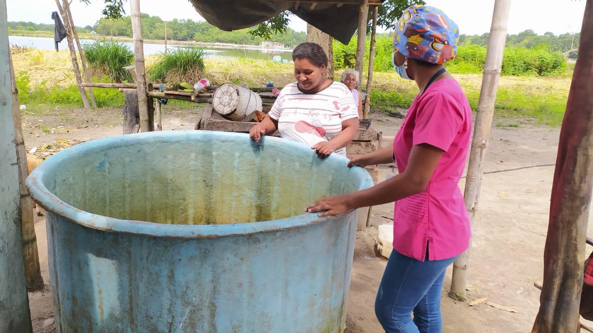 SaludImbabura's tweet photo. #Atacames | En el marco de la estrategia   #MiBarrioSinMosquitos profesionales de los centros de salud del #Distrito08D03 promueven las acciones que fomentan las medidas preventivas de enfermedades transmitidas por vectores https://t.co/LWNcv2loFF