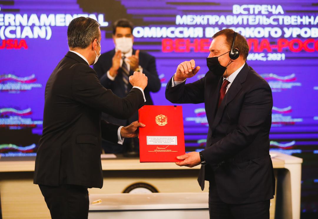 NicolasMaduro's tweet photo. Firmamos con nuestra hermana Rusia, 12 acuerdos y proyectos de cooperación conjunta por 10 años, que reafirman nuestro compromiso por la construcción de un mundo pluripolar. Es un día histórico en esta nueva etapa de relaciones estratégicas. https://t.co/WHaN6E2zQu