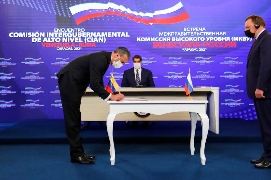 NicolasMaduro's tweet photo. Firmamos con nuestra hermana Rusia, 12 acuerdos y proyectos de cooperación conjunta por 10 años, que reafirman nuestro compromiso por la construcción de un mundo pluripolar. Es un día histórico en esta nueva etapa de relaciones estratégicas. https://t.co/WHaN6E2zQu
