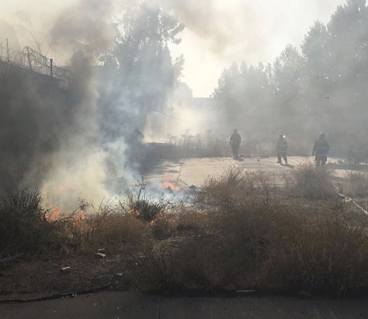 Bomberos_MetSur's tweet photo. [FUEGO EN PASTIZAL] Esta tarde (17:31 hrs.) B3 @BombaSanMiguel de @Bomberos_MetSur trabajó en 10-2-1 en Rivas y Pacífico, sector @munisanjoaquin . 🚒🚒🚒 https://t.co/uuS2WngXkm