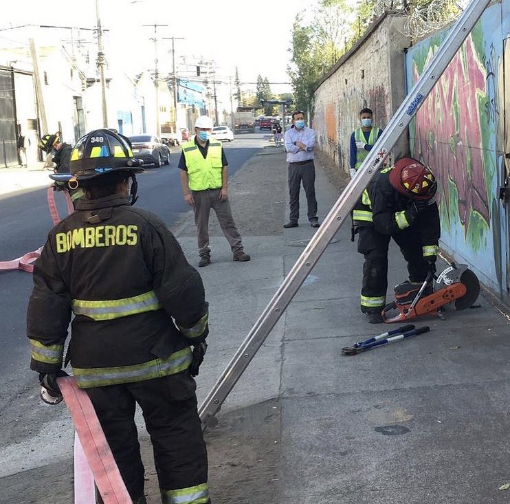 [FUEGO EN PASTIZAL] Esta tarde (17:31 hrs.) B3 <a href="/BombaSanMiguel/">Bomba San Miguel</a> de <a href="/Bomberos_MetSur/">Bomberos Metropolitano Sur</a> trabajó en 10-2-1 en Rivas y Pacífico, sector <a href="/munisanjoaquin/">Ilustre Municipalidad de San Joaquín</a> . 🚒🚒🚒