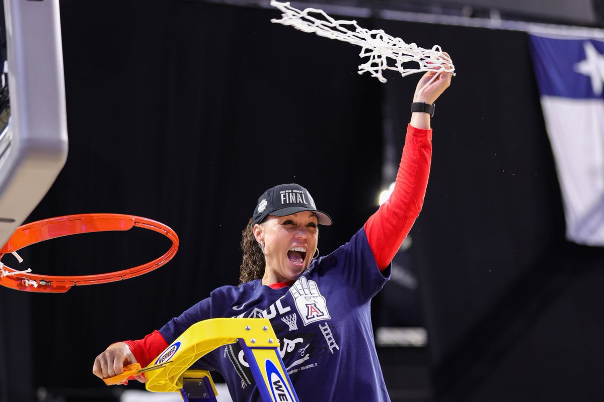 WomensHoops_USA's tweet image. For the FIRST time ever two Black women head coaches are headed to the Final Four! 

Congrats to @dawnstaley (@GamecockWBB) and @AdiaBarnes (@ArizonaWBB)! #NCAAW