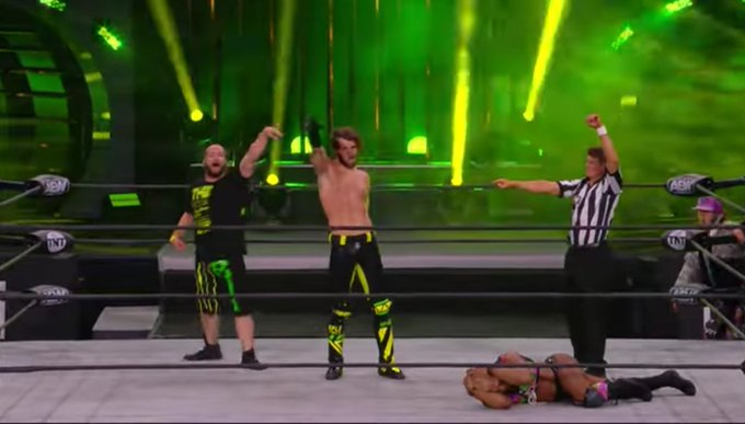 Angelico viendo acción en este AEW Dark.