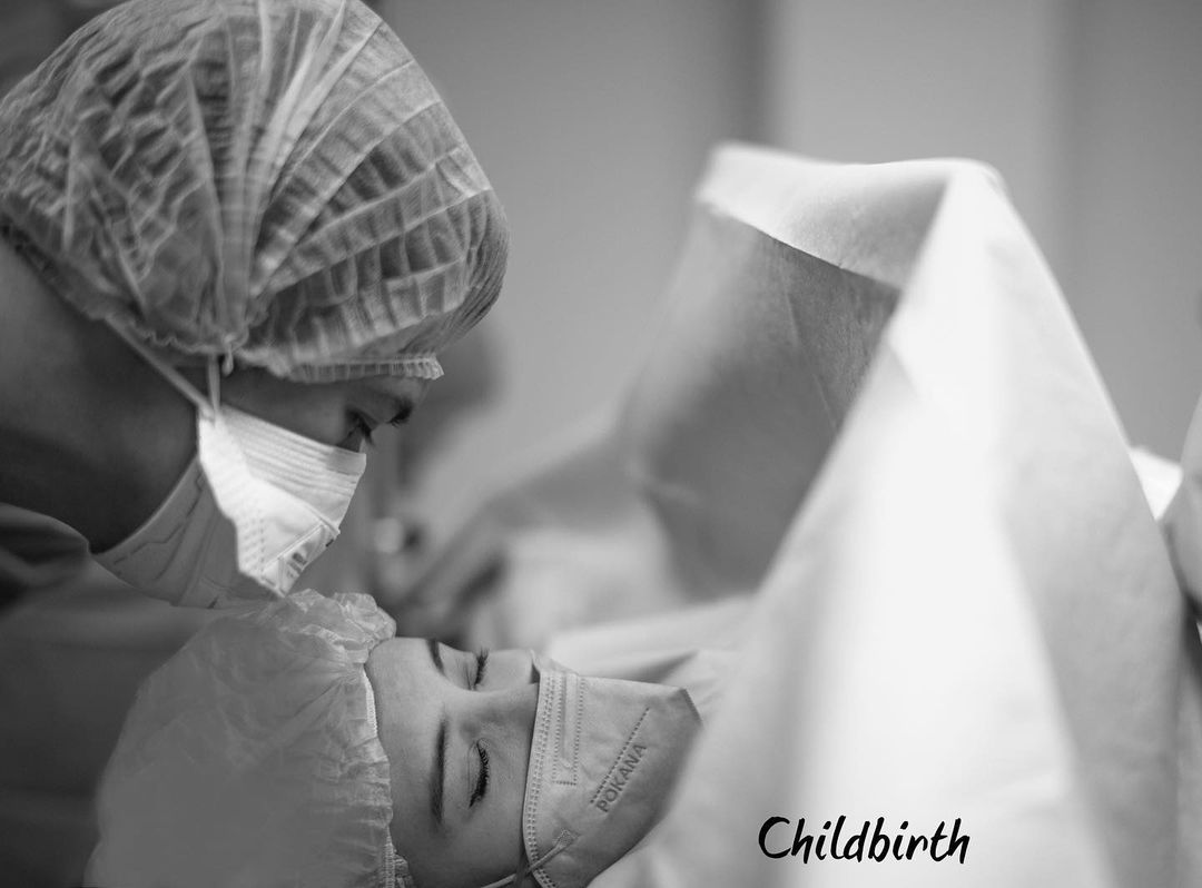 Irwansyah saat menemani Zaskia Sungkar melakukan operasi caesar.