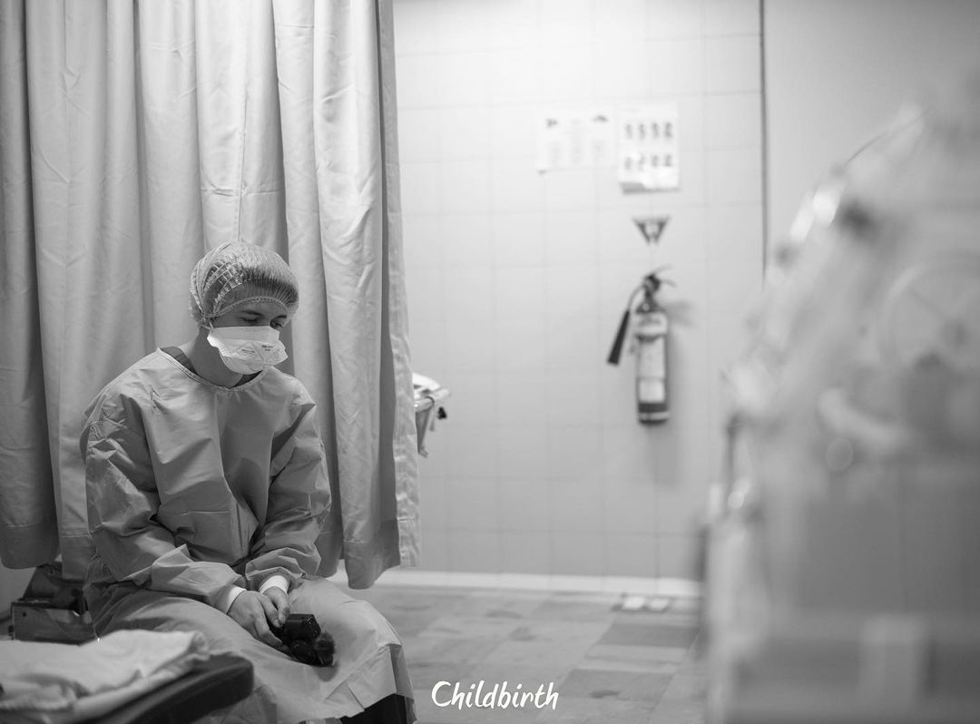 Irwansyah saat menunggu di luar kamar operasi.