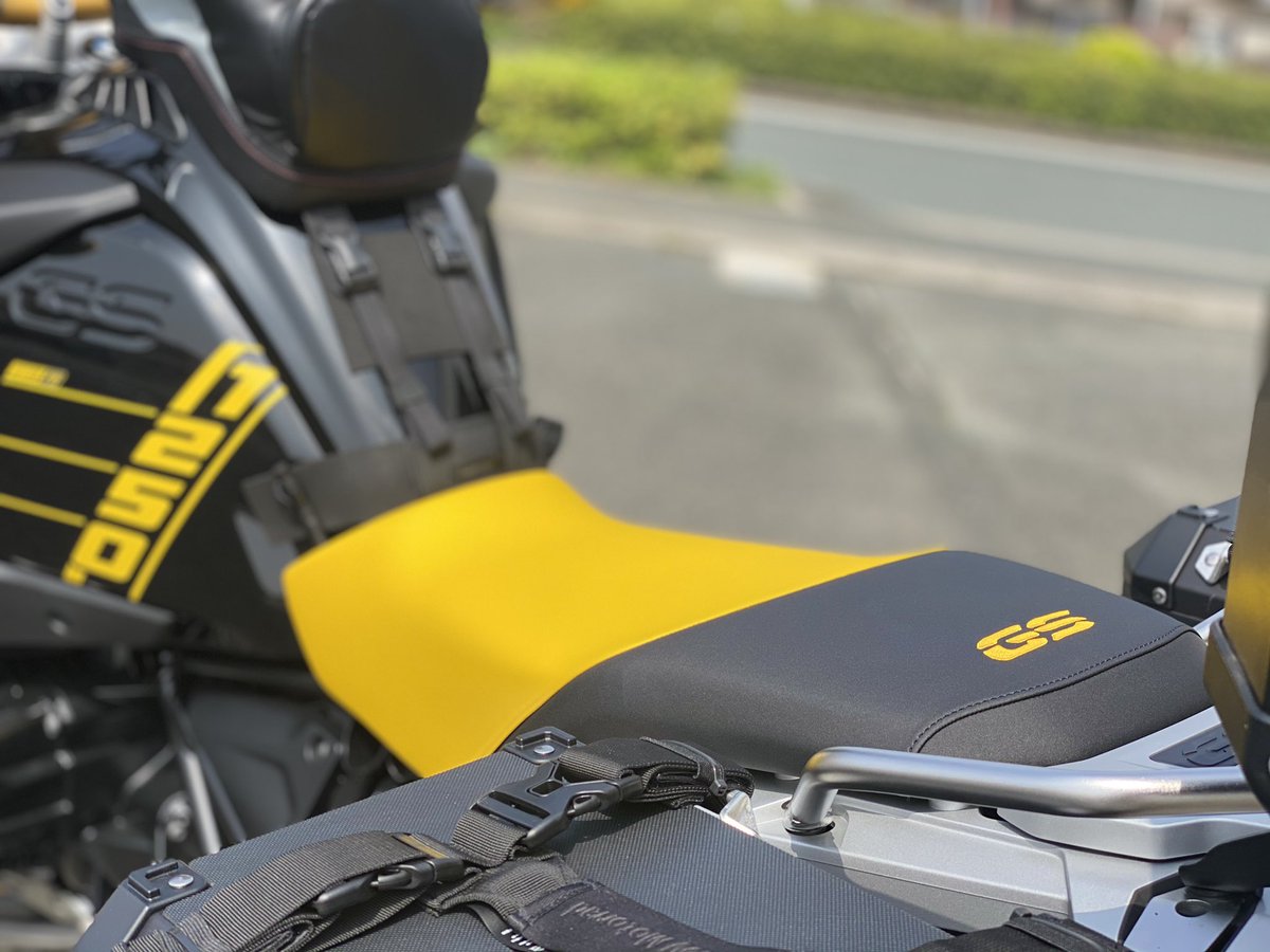 BMWMOTORRADDATZ's tweet photo. 欧州仕様シートをオプションで装着させていただきました!!タンクバッグ・パニアケース・トップケース・キャリングハンドル等など...最高の一台に仕上がっております👑#BMWMOTORRAD
#R1250GSAdventure
#40yearsgs https://t.co/aQ8hRPCHAx