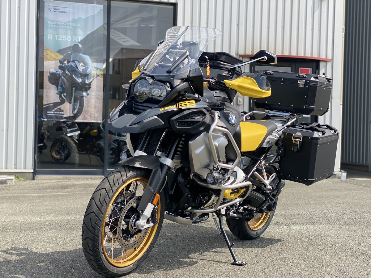 BMWMOTORRADDATZ's tweet photo. 欧州仕様シートをオプションで装着させていただきました!!タンクバッグ・パニアケース・トップケース・キャリングハンドル等など...最高の一台に仕上がっております👑#BMWMOTORRAD
#R1250GSAdventure
#40yearsgs https://t.co/aQ8hRPCHAx