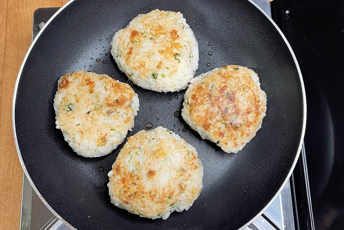 ひとくち食べたらやめられない止まらない！悪魔のチーズ焼きおにぎり‼