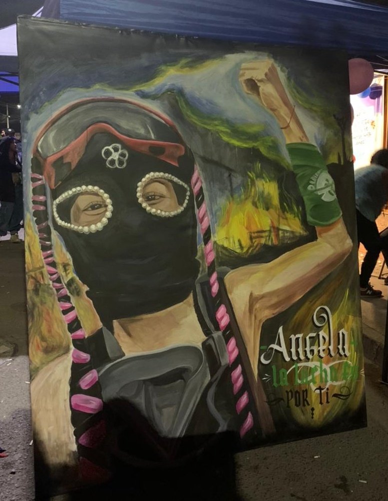 monfanschile's tweet photo. #JusticiaParaAngela ✊🏻 Hoy se realizó una despedida en las afueras del hogar de nuestra querida Ángela González. Hermosos retratos, reflejan su lucha y sus convicciones. Hoy #monfanschile está de luto, con dolor y tristeza, pero siempre la recordaremos con mucho amor.🌹 https://t.co/JLpQgUodXc