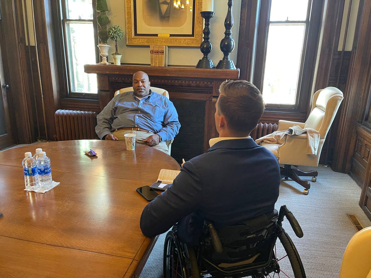 teamcawthorn's tweet image. We are so blessed to have @markrobinsonNC as our Lieutenant Governor. 

So proud to work with him to best represent the great people of NC-11.