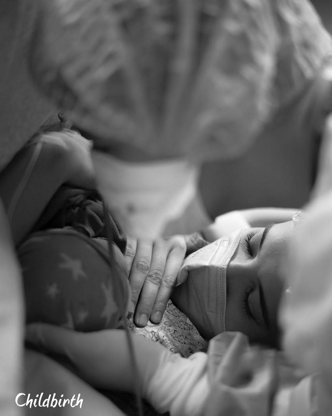 Bayi berjenis kelamin laki-laki itu dilahirkan melalui operasi caesar.