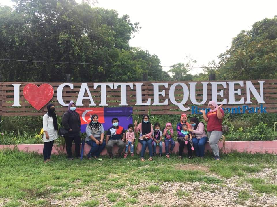 CattleQueenPark's tweet photo. Meh sini dekat2 nak bagitau ni. Kat Kluang Johor ada port lepak santai yang menarik tauuu. Eh kat mana tu? Kat 𝗖𝗔𝗧𝗧𝗟𝗘 𝗤𝗨𝗘𝗘𝗡 𝗥𝗨𝗠𝗜𝗡𝗔𝗡𝗧 𝗣𝗔𝗥𝗞 laa😍

Nak merasa duduk ladang, nak rasa keriangan feeding &amp;&amp; petting animal. Kat sini la tempatnyaaa🤩 https://t.co/OqMamdq00H