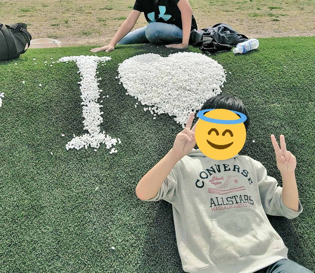 Ryuto__rain's tweet photo. 石で作りました。
チビってバレたなw
#工作 #写真 #顔だし https://t.co/pNtl4FRAun