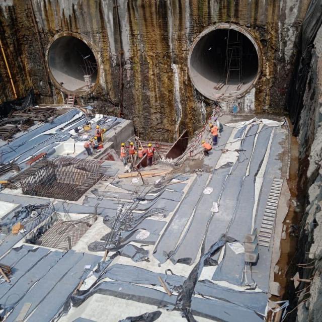 buildconIndia's tweet photo. https://t.co/H7ooIPgeCp.  

That’s how underground metro lines are and that is how they are made water tight. 

We are executing waterproofing envelope on these metro tunnels to keep them safe from water ingress in the structure. Worksite is About 17 - 20 metres from road level https://t.co/hZB6Ev39LE