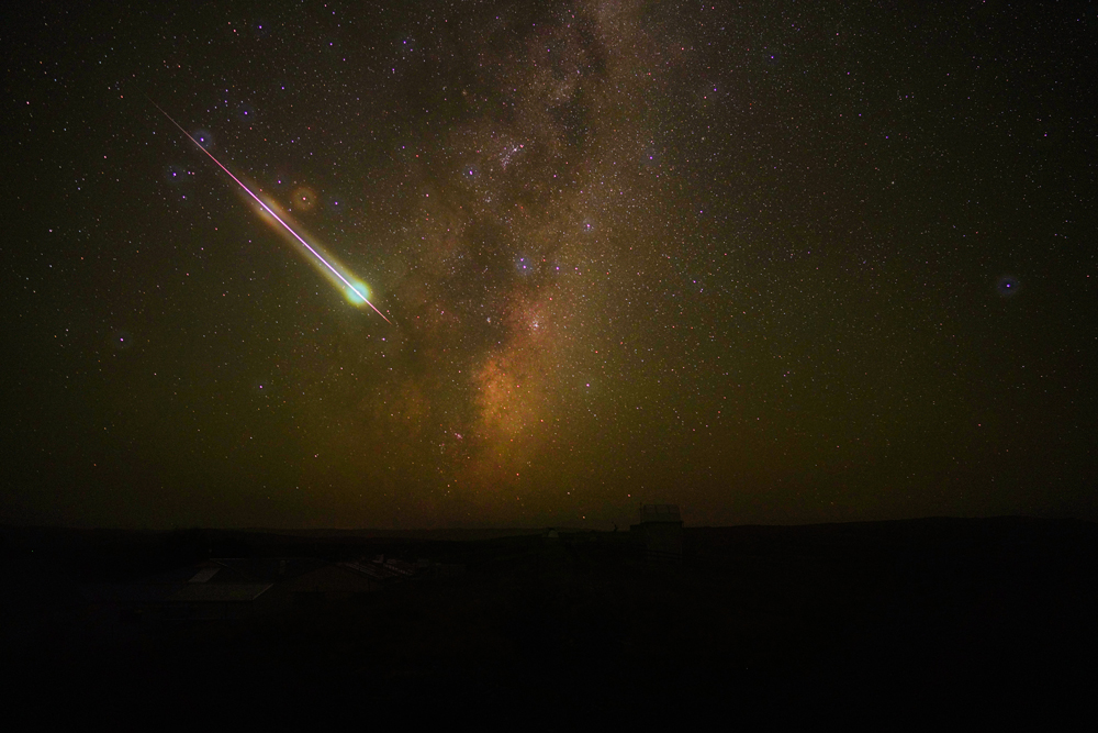 earthsciencesnz's tweet photo. Check out this awesome #meteor shot captured by our visual content producer Rebekah Parsons-King while she was recording a time-lapse sequence at @niwa_nz's Lauder Atmospheric Research Station in #CentralOtago. 📸🌠 https://t.co/cHYjgv1Cyt