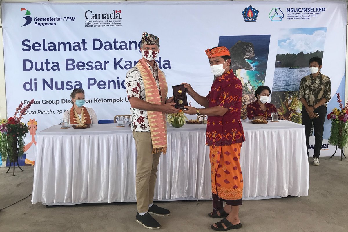 CanEmbIndonesia's tweet photo. Ambassador MacKay and Klungkung Regent recently visited @NslicNselred project funded by Canada in #NusaPenida #Bali. It helps farmers and women groups cope with the impact of #COVID19 on the local economy through training and technical advice. https://t.co/1OAFYDaQwE
