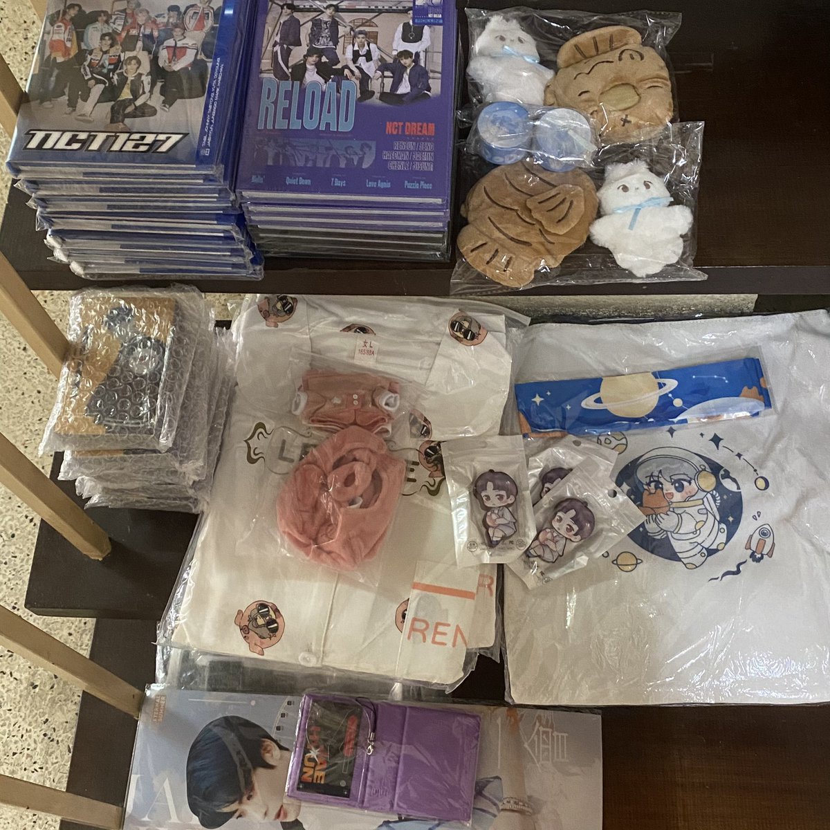 markmyboy99's tweet photo. 📍 #markmyboyupdate

JH BAR Power Bank
JH BAR [PUNCH] Basic Set
RENJUN BAR USB 
RENJUN BAR “Space roaming”Theme bag set
RENJUN BAR Pajamas &amp; Doll Pajamas
10cm DoDo

There are still 2 boxes of goods that haven't arrived yet, so be safe and don't worry, waiting for my update. https://t.co/IROfVckbdw