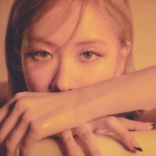 mastermandukie's tweet photo. where the lie??!!!?!😏
#rosieblackpink https://t.co/Mo2pn1qGri