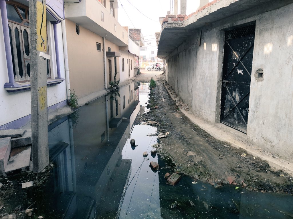 ManmathUpadhyay's tweet image. सिर्फ उद्घाटन समारोह में भाग लेने के लिए नहीं बल्कि काम करने के लिए भी चुना गया है आपको महोदया @bjpswatisingh, कभी क्षेत्र का भ्रमण भी कर लिया करे।
@myogiadityanath @AjayDwivediIAS @AdminLKO
@nagarnigamlko
#मंत्री मस्त _जनता त्रस्त _प्रशासन स्वस्थ