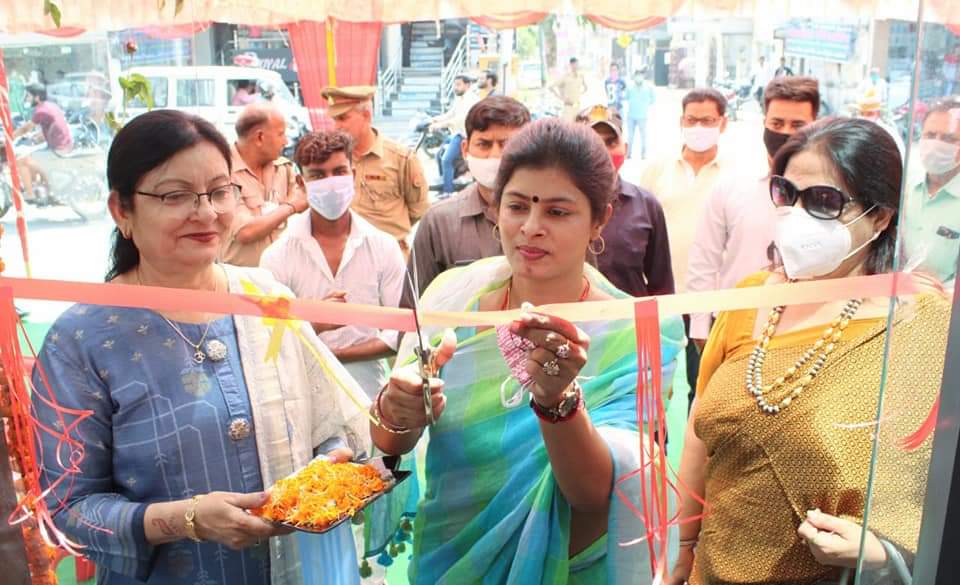 ManmathUpadhyay's tweet image. सिर्फ उद्घाटन समारोह में भाग लेने के लिए नहीं बल्कि काम करने के लिए भी चुना गया है आपको महोदया @bjpswatisingh, कभी क्षेत्र का भ्रमण भी कर लिया करे।
@myogiadityanath @AjayDwivediIAS @AdminLKO
@nagarnigamlko
#मंत्री मस्त _जनता त्रस्त _प्रशासन स्वस्थ