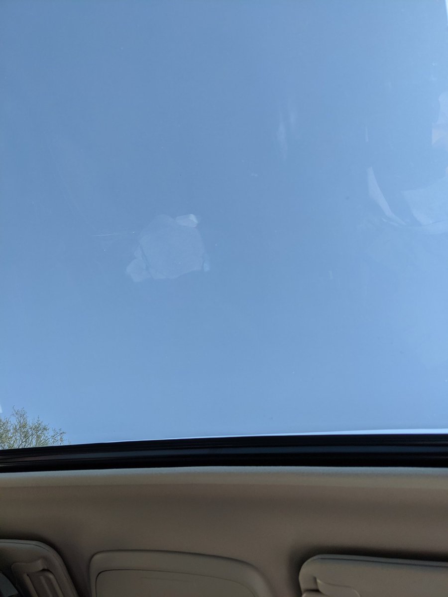 Forester_Sport's tweet photo. 窓用UVカットフィルムをサンルーフに貼りました。本当はガラスを取り外してキレイにやりたかったけど、ディーラー担当からNG出されたので渋々内側から施工。skフォレスターならフィルムサイズを59cm×69cmで切れば貼り付け後の調節カット不要で綺麗にフィットします👍🏼 これで直射が当たっても涼しい！😆 https://t.co/u5ikKa3QH1