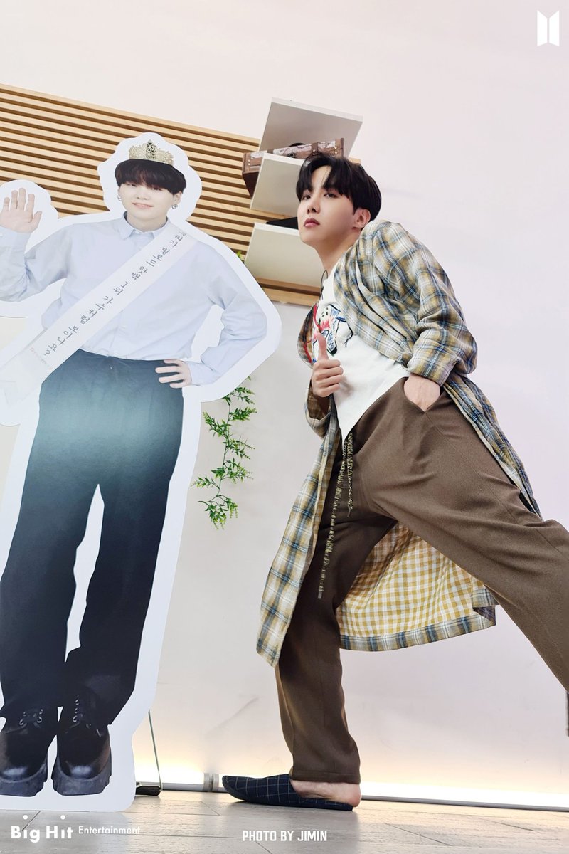 hrpliza06's tweet photo. Bareng yoongi❤️❤️
Imut bet jimin di gendong dong yoongi😄
#albumBE https://t.co/RkdiDsGoPg
