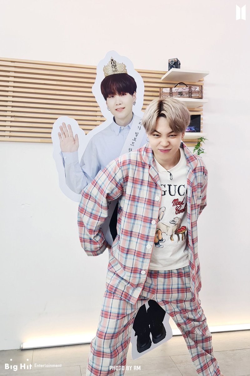 hrpliza06's tweet photo. Bareng yoongi❤️❤️
Imut bet jimin di gendong dong yoongi😄
#albumBE https://t.co/RkdiDsGoPg