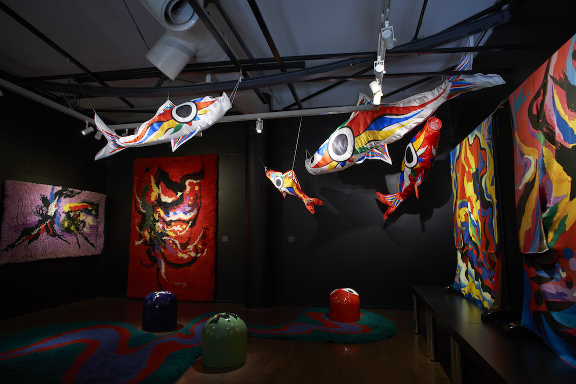 企画展 #暮らしのなかの芸術 では、TARO鯉がのびのびと展示室を泳いで