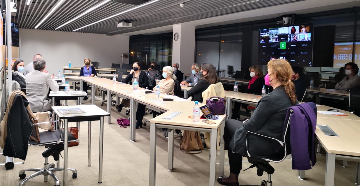 nuriaantoli's tweet photo. Al debat sobre #Robòtica & #Humanisme. Hem d'educar als futurs Robots evitant introduir dades sesgades, prejudicis que poden estar entrant a la dinàmica dels algoritmes. #TecnoEtica = #valors que aniran adquirint els #robots.
#GrupSET + @EADABusiness
https://t.co/DoEDfSBmUU https://t.co/0OMCsLHPat