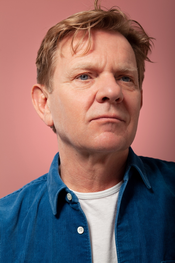 In de nieuwe vierdelige serie 'De roze revolutie' van <a href="/DeFamilieFilmTV/">De Familie Film & TV</a> onderzoekt regisseur <a href="/MichielvanErp/">MichielVanErp</a> vanuit zijn persoonlijke verwondering de historie van de #LHBTQIA+-beweging in Nederland in de afgelopen vijftig jaar. #Derozerevolutie, vanaf 10 mei, 20.35 uur op NPO 2.