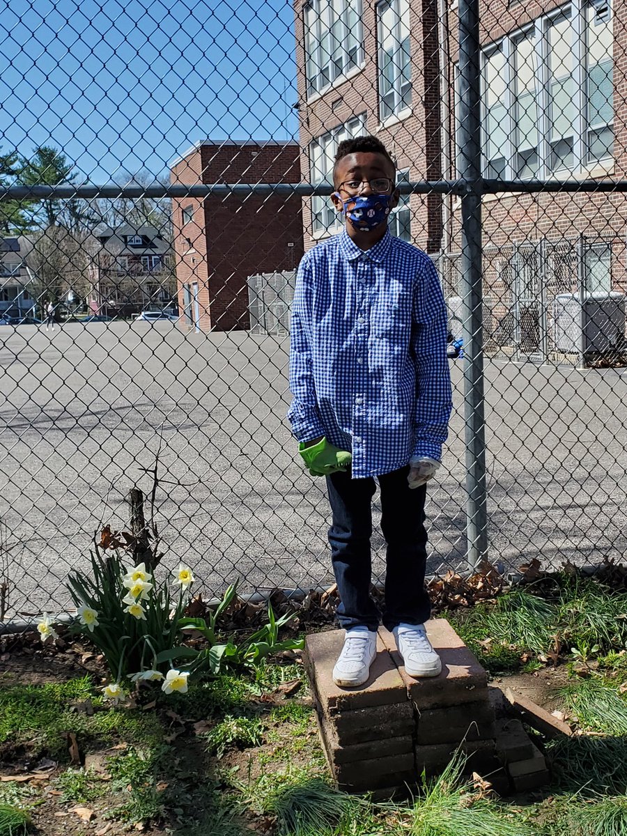 mulitgradesharp's tweet photo. Learning about responsibility and taking care of our school community.  These kids worked so hard to help Mr. Spencer clean up sticks, leaves, and weeds. They loved it! #sharpcolls #collsedu #BeKind https://t.co/QL8pKpr6PB