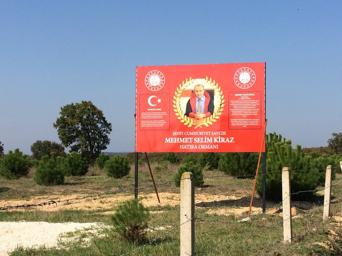 Şehit Cumhuriyet Savcısı Mehmet Selim Kiraz'ı şehadetinin 6. yıl dönümünde rahmetle anıyoruz. Ruhu şad olsun. 

#MehmetSelimKiraz