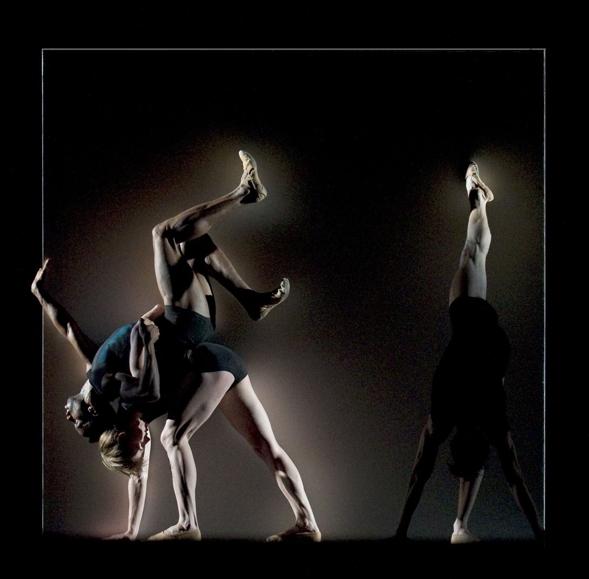 CNDanza's tweet photo. La semana que viene inauguramos el Festival Madrid en Danza en @TeatrosCanal. 
La primera pieza del triple programa es Remansos, de #Duato, obra coreografiada sobre los valses de Enrique Granados. Fuerza expresiva, geometría de líneas y dinamismo en la forma y el espacio.🔲 🌹 🟦 https://t.co/QYRkOxQRCZ