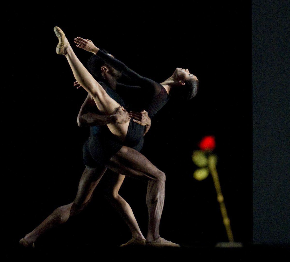 CNDanza's tweet photo. La semana que viene inauguramos el Festival Madrid en Danza en @TeatrosCanal. 
La primera pieza del triple programa es Remansos, de #Duato, obra coreografiada sobre los valses de Enrique Granados. Fuerza expresiva, geometría de líneas y dinamismo en la forma y el espacio.🔲 🌹 🟦 https://t.co/QYRkOxQRCZ