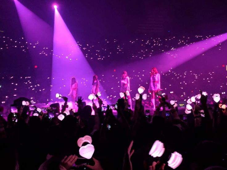 jencensored's tweet photo. pov: you attended blackpink concert before the pandemic happened. https://t.co/gOHh7OoTEa