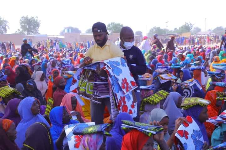 OvieNews's tweet photo. Zulum supervised the distribution of N325m to 100,000 displaced persons in Monguno where each head of house also got three bags of rice, maize , beans and other food items . The 35,000 women got wrappers and cash as well. https://t.co/qJWEiNvkCG
