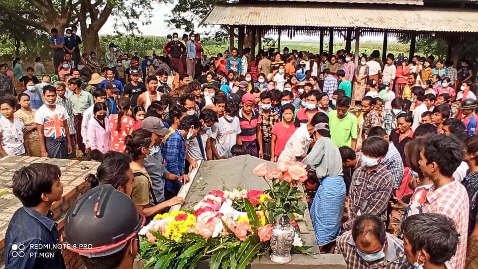 The funeral of Kyaw Min Zin, 33, killed in crackdown on protesters in Myingyan on Mar 29, was held today (Mar 31). He was first shot in the leg, then arrested and shot six more times. Locals said they also saw stab wounds on his legs and feet. #WhatsHappeningInMyanmar