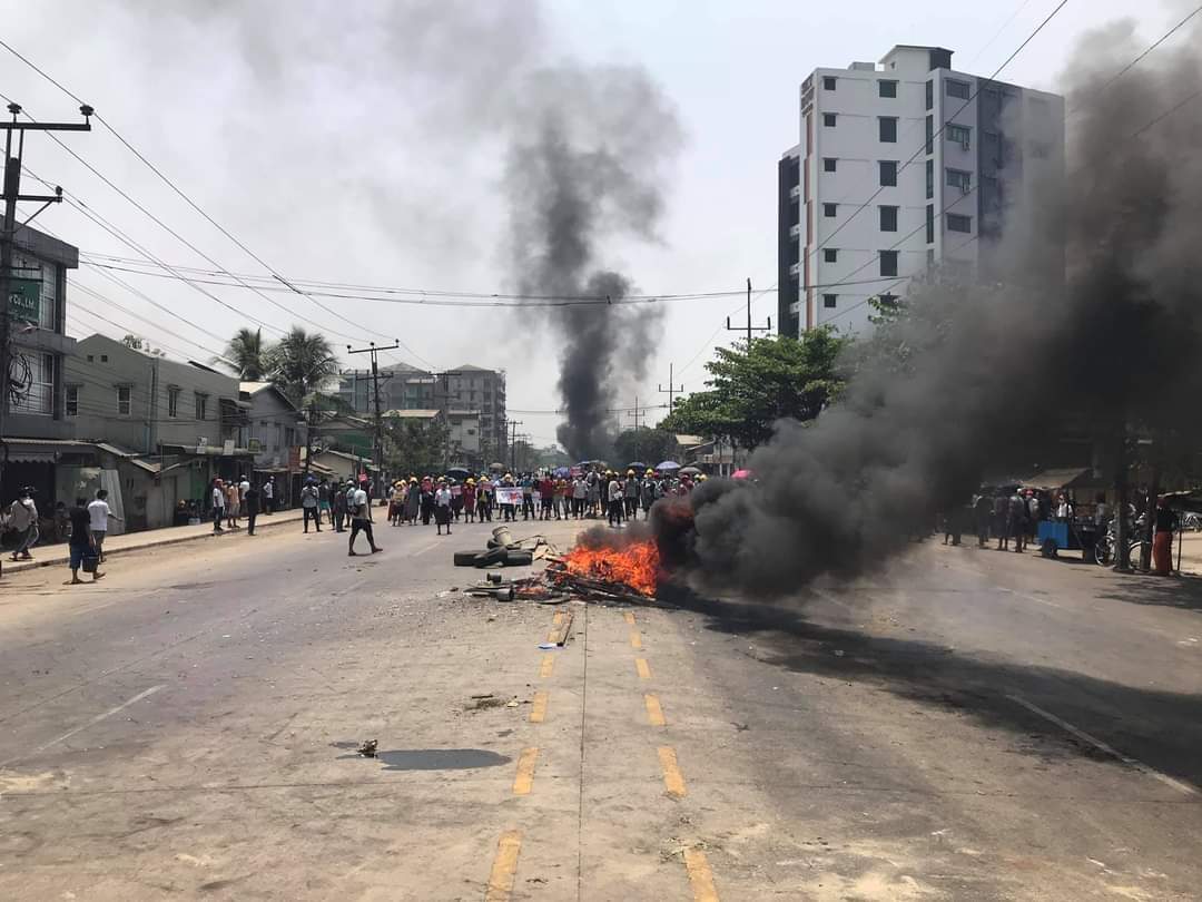 Photos from Insein - Bayint Naung Road, Yangon today.

#Mar31Coup
#WhatsHappeningInMyanmar