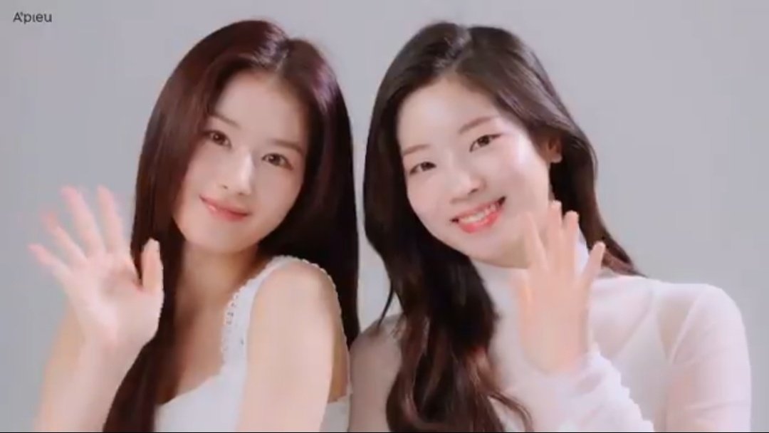 saidafiles's tweet photo. #SANA #DAHYUN @JYPETWICE https://t.co/h1OadRgk4Y