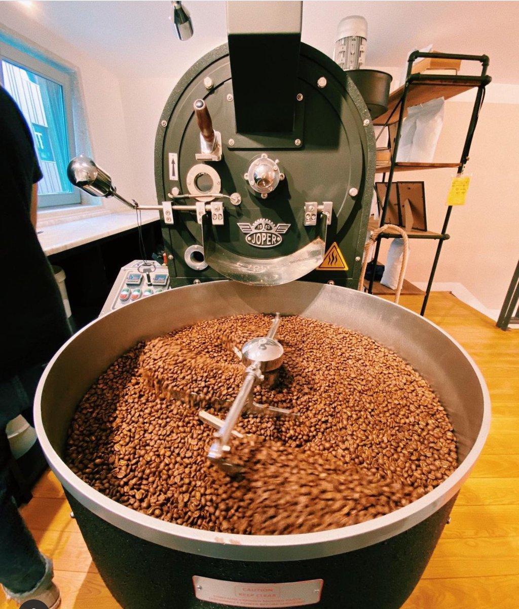 roasters_so's tweet photo. Dia de torra 🔥🔥 
Freshly roasted beans everyday at our coffee shops in Porto 🤍👋🏻 

#specialtycoffee #coffeeporto #cafezinho #porto #portugal #visitportugal #socoffeeroasters #socoffee https://t.co/c0hk8VIZVb