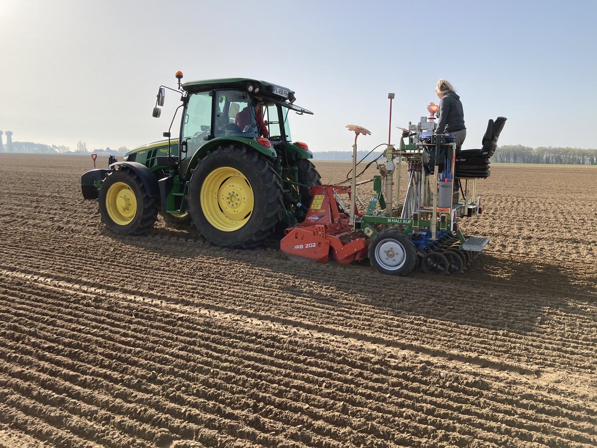 benoit_nmd's tweet photo. Semis de la plateforme de recherche pour la lutte contre la verticilliose du lin fibre. Comportement variétal et tests de solutions de biocontrole au programme. #PATHOFLAX  @InterregFWVL @ILVOvlaanderen @InagroBeitem @UPJV_Univ @YFlodrops @arvalispatho @Bluesy27 @ArvalisHdF https://t.co/ul6sMYw5Mo