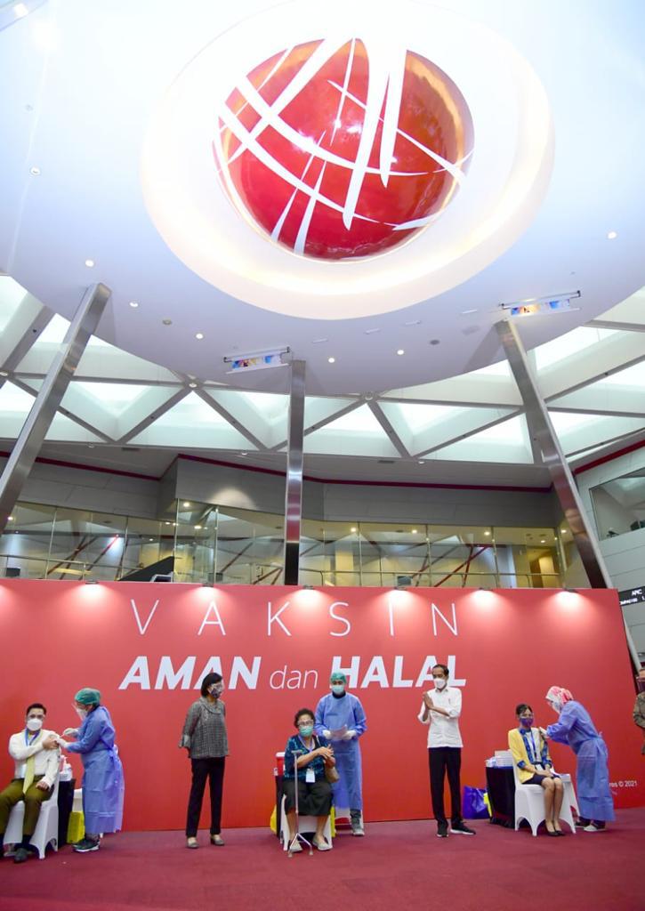 jokowi's tweet photo. Vaksinasi massal Covid-19 di Gedung Bursa Efek Indonesia bersamaan dengan sejumlah kantor perbankan di DKI Jakarta, pagi ini.

Perbankan dan pasar modal adalah bagian yang sangat penting bagi bergeraknya perekonomian kita. https://t.co/bQXrcfTmXA